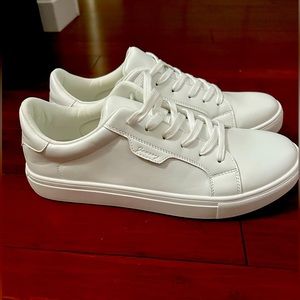 White women’s tennis shoes SOLD